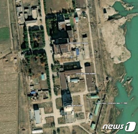 북한 평안북도 영변 핵시설 내 5메가와트(㎿)급 원자로 건물 일대를 촬영한 위성사진 (38노스 디지털 아틀라스 캡처) © 뉴스1