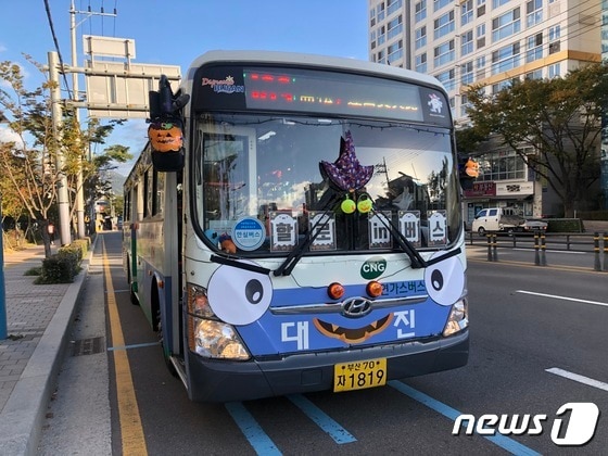 29일 오전 부산 연제구에 핼로윈 버스가 운행되고 있다.2021.10.29/© 뉴스1 백창훈 기자