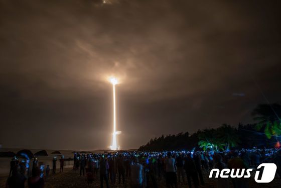 중국이 작년 11월24일 무인 달 탐사선 '창어5호'를 실은 로켓 '창정5호'를 발사했다. © AFP=뉴스1