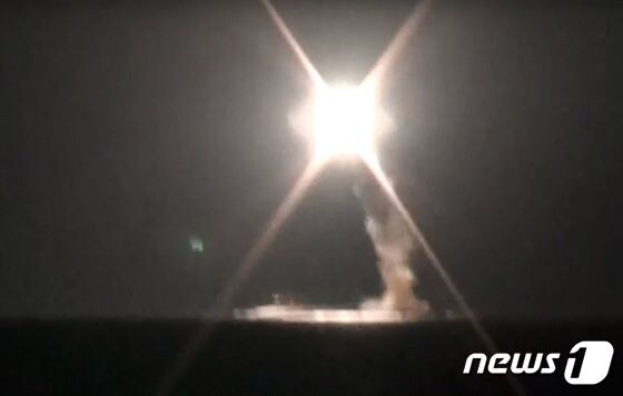 러시아 국방부가 지난해 10월 공개한 핵잠수함발 지르콘 극초음속 순항미사일 발사 모습. © AFP=뉴스1