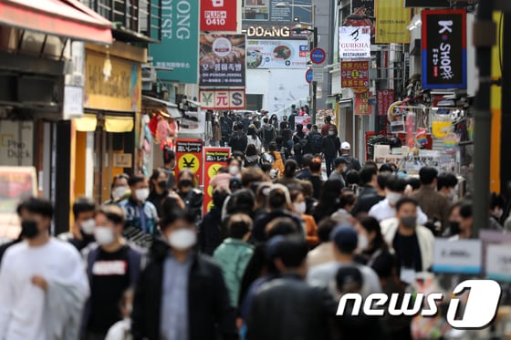 위드 코로나를 하루 앞둔 31일 오후 서울 중구 명동 거리가 시민들로 북적이고 있다. 2021.10.31/뉴스1 © News1 이승배 기자