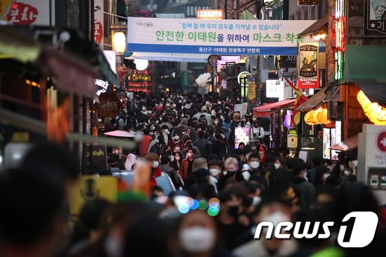핼러윈데이인 31일 오후 서울 이태원 거리가 시민들로 북적이고 있다. 내일(11월 1일) 오전 5시부터 ‘단계적 일상회복’(위드 코로나) 첫 단계 방역완화 계획이 시행된다. 2021.10.31/뉴스1 © News1 박지혜 기자