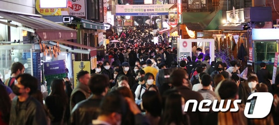 지난해 핼러윈데이인에 서울 이태원 거리가 시민들로 북적이고 있다. 2021.10.31/뉴스1 © News1 박지혜 기자
