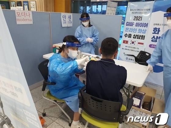 김해시 방역당국인 외국인을 대상으로 코로나19 백신 접종을 하고 있다.  © 뉴스1DB.