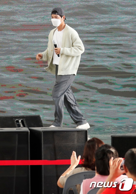 배우 송중기가 7일 오후 부산 영화의전당에서 열린 영화 ‘승리호’ 오픈토크에 참석하고 있다. © News1 권현진 기자