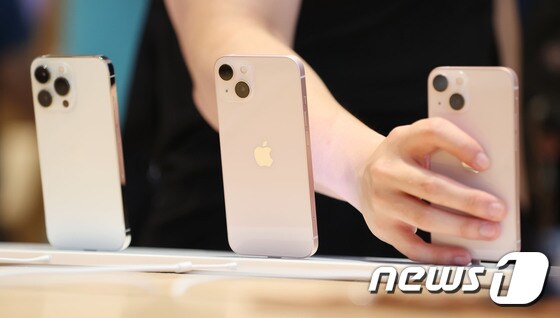 애플의 스마트폰 아이폰13. © News1