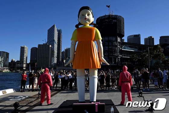 호주 시드니에  '오징어 게임'에 나오는 '영희' 인형이 서 있다. 높이는 4.5m다.© AFP=뉴스1 © News1 노선웅 기자