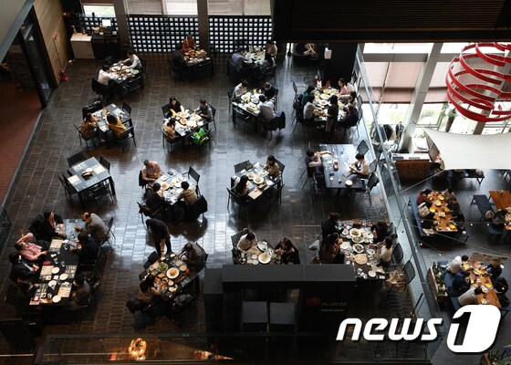 서울의 한 식당가에서 시민들이 식사를 하고 있다. 2021.11.1/뉴스1 © News1 신웅수 기자