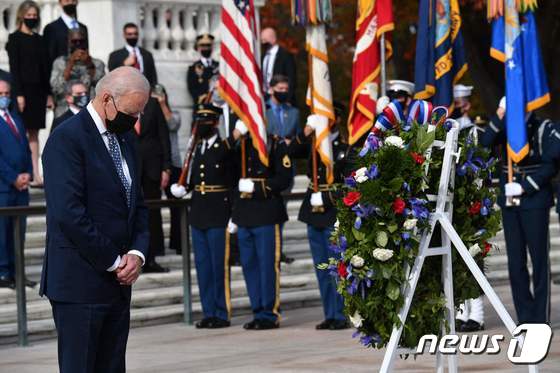 조 바이든 미국 대통령이 지난 11일 (현지시간) 버지니아주 알링턴 국립묘지에서 열린 재향군인의 날 기념식에서 무명 용사의 묘에 묵념을 하고 있다(사진은 기사 내용과 관련이 없음). © AFP=뉴스1 © News1 우동명 기자