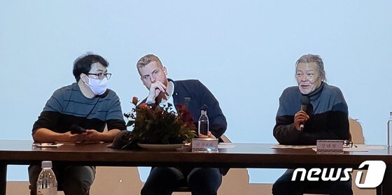 얀 쿠브레 셰프(가운데)와 강태형(오른쪽) 대표가 서울 강남구 신사동 카피꼼마&얀쿠브레 신사점에서 열린 기자 간담회 질문에 답하고 있다. 21.11.15/뉴스1 © 뉴스1 이비슬 기자