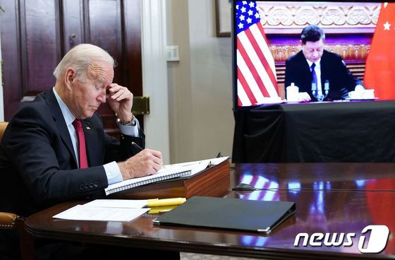 조 바이든 미국 대통령이 15일(현지시간) 워싱턴 백악관에서 시진핑 중국 국가주석과 화상으로 정상회담을 하고 있다. © AFP=뉴스1 © News1 우동명 기자