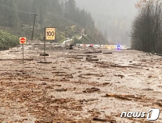 캐나다 일부 지역에 주말부터 이어지던 폭우로 7000명이 대피하고 대규모 정전이 일어나는 등 피해가 커지고 있다. 사진은 캐나다 14일(현지시간) 홍수로 잠긴 브리티시컬럼비아주 도로. © 로이터=뉴스1 © News1 박재하 기자