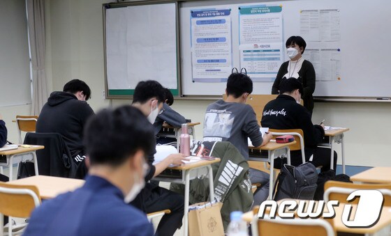 2022학년도 대학수학능력시험일인 18일 오전 서울 용산고등학교에서 수험생들이 시험을 준비하고 있다. 2021.11.18/뉴스1 © News1 사진공동취재단