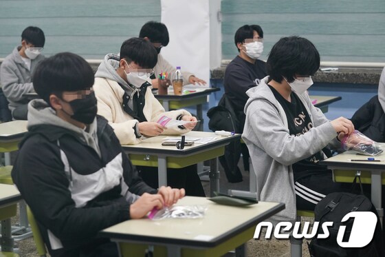 2022학년도 대학수학능력시험일인 18일 오전 서울 여의도고등학교에서 수험생들이 시험 시작 전 전자기기를 반납하고 있다. /뉴스1 © News1 사진공동취재단