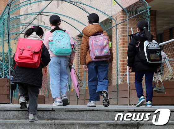 서울 한 초등학교에서 학생들이 등교하고 있다. 2021.11.19/뉴스1 © News1 박세연 기자