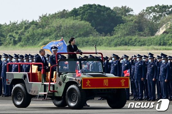 차이잉원 대만 총통이 18일 (현지시간) 자이 공군기지에서 공군을 사열하고 있다. © AFP=뉴스1 © News1 우동명 기자