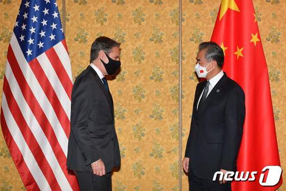 토니 블링컨 미 국무장관(좌)과 왕이 중국 외교부장. © AFP=뉴스1 © News1 정윤영 기자