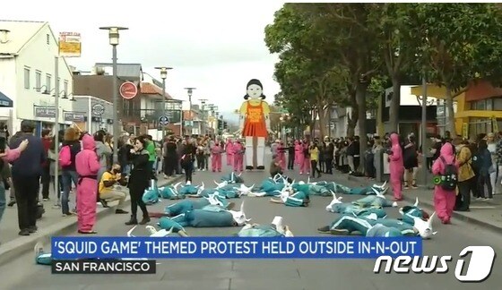 미국의 동물보호 단체가 비인도적인 도축을 금지하라며 인앤아웃 매장 앞에서 시위를 벌이고 있는 장면 - ABC 화면 갈무리