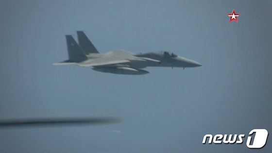 일본방공식별구역(JADIZ)에 진입한 러시아 공군 폭격기 투폴레프(Tu)-95MC에 대응하기 위해 출격한 일본 항공자위대 F-15 전투기 (TV즈베즈다) © 뉴스1 자료 사진