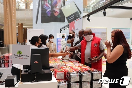 남아프리카공화국 대표 쇼핑몰인 몰 오브 아프리카(Mall of Africa) 내 한국 식품관(taste of korea) 행사장 방문객이 한국 식품을 구매하고 있다.© 뉴스1