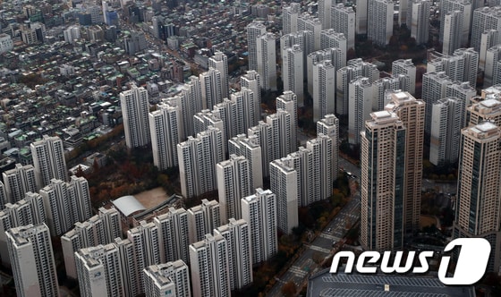 서울 송파구 롯데월드타워에서 바라본 아파트 모습. © News1 김명섭 기자