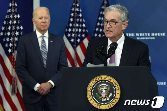 제롬 파월 연방준비제도(Fed) 의장이 22일(현지시간) 워싱턴 백악관에서 조 바이든 대통령의 유임 발표 뒤 소감을 밝히고 있다. © AFP=뉴스1 © News1 우동명 기자