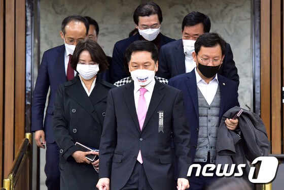 국민의힘 김기현 원내대표를 비롯한 의원들이 23일 국회에서 열린 원내대책회의에 참석하고 있다. 2021.11.23/뉴스1 © News1 오대일 기자