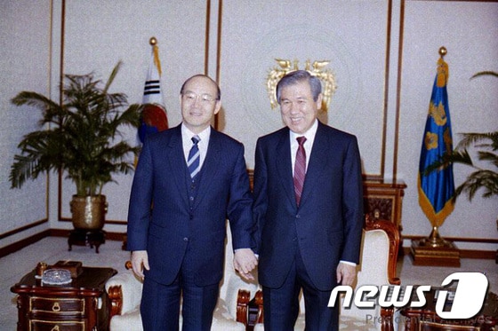 지난 1988년 전두환 당시 대통령(왼쪽)이 청와대에서 노태우 대통령 당선인을 만나 기념사진을 찍고 있다. (대통령기록관 홈페이지 캡처) 2021.11.23/뉴스1