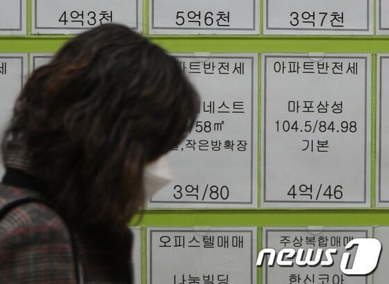 서울의 한 부동산에 아파트 반전세 매물 안내문이 붙어 있다. © News1 신웅수 기자