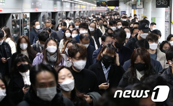 24일 오전 서울 세종대로 지하철 광화문역에서 마스크를 착용한 시민들이 출근길 발걸음을 재촉하고 있다. 2021.11.24/뉴스1 © News1 임세영 기자
