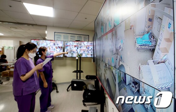 서울 중랑구 서울의료원 코로나19 종합상황실에서 의료진들이 병상 CCTV를 살펴보고 있다. 2021.11.24/뉴스1 © News1 신웅수 기자