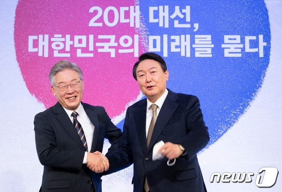 (왼쪽부터) 이재명 더불어민주당 대선 후보와 윤석열 국민의힘 대선 후보. 2021.11.24/뉴스1 © News1 국회사진취재단