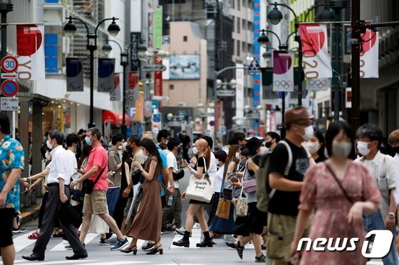 일본 도쿄 시부야 쇼핑지역에서 길을 건너는 일본 시민들. © 로이터=뉴스1