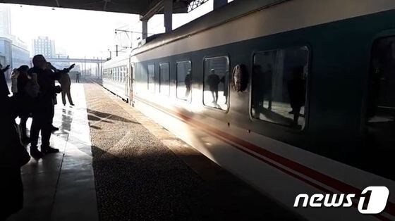 북한 주재 러시아대사관 직원들이 열차를 타고 떠나고 있다. (북한 주재 러시아대사관 페이스북 갈무리)© 뉴스1