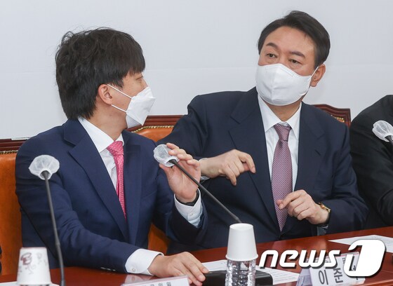 이준석 국민의힘 대표(왼쪽)와 윤석열 대선 후보.  © News1 오대일 기자