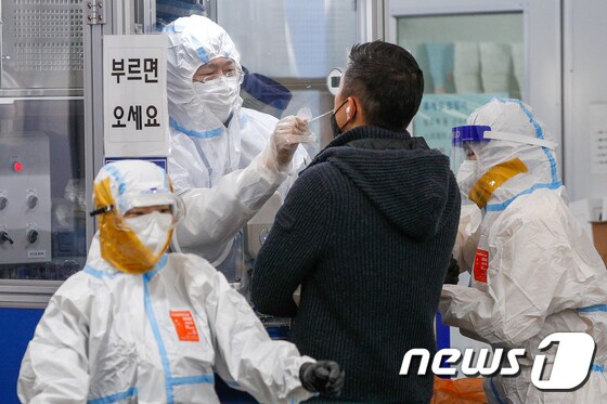 28일 오전 서울 송파구보건소에 마련된 코로나19 선별진료소에서 의료진이 검체채취를 하고 있다. /뉴스1