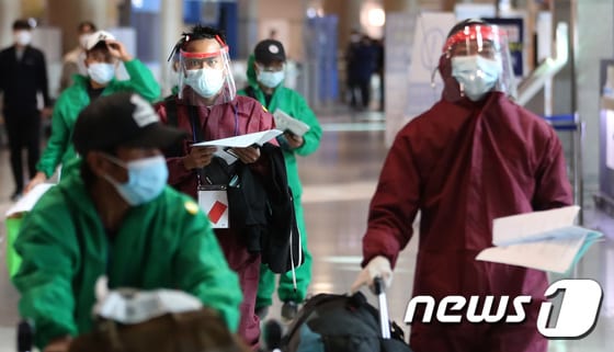  28일 인천공항 1터미널에서 해외 입국자들이 이동하고 있다. 2021.11.28/뉴스1 © News1 이성철 기자