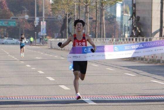 박민호가 28일 열린 2021 서울마라톤 남자부 경기에서 가장 먼저 결승선을 통과하고 있다.(대한육상연맹 제공) 