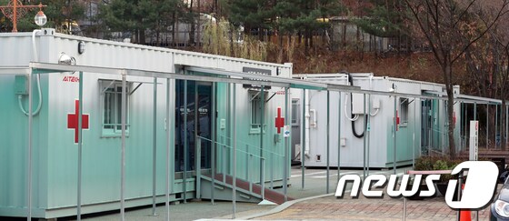 28일 서울 은평구 서울시립서북병원 주차장에 위중증 환자 급증에 대비한 이동형 음압 병실이 설치되어 있다. /뉴스1
