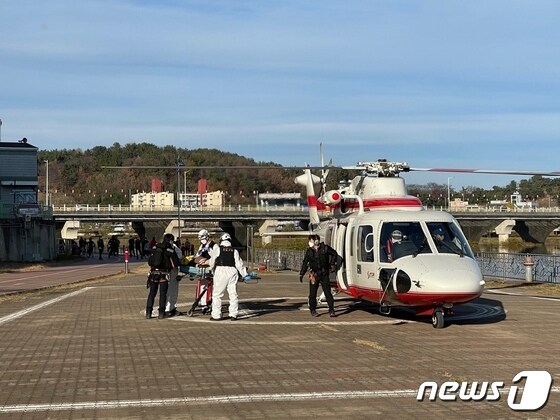 통영 모노레일 부상자들을 이송 중인 소방 헬기(통영 해경 제공). © 뉴스1