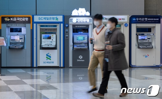 서울 시내의 시중은행 ATM기기의 모습. 2021.11.29/뉴스1 © News1 이재명 기자