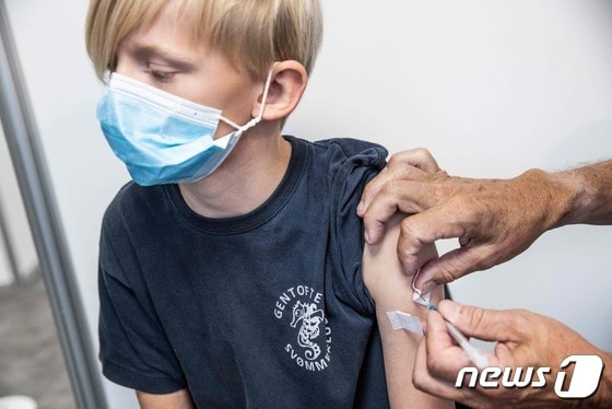 28일 (현지시간) 덴마크 아마게르에 마련된 코로나19 백신 접종소에서 10세 어린이가 백신을 맞고 있다. © AFP=뉴스1 © News1 우동명 기자