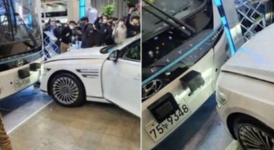지난 27일 오후 서울모빌리티쇼의 제니시스 부스에서 한 관람객이 G80 전동화 모델을 구경하다 근처 수소전기자율주행버스를 들이받는 사고를 냈다. (온라인 커뮤니티 갈무리) © 뉴스1