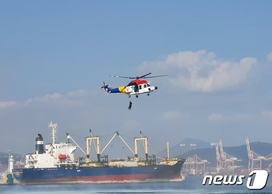 헬기에서 구조대원이 로프를 타고 하강해 익수자를 구조하는 훈련이 진행되고 있다.2021.11.3© 뉴스1 손연우 기자