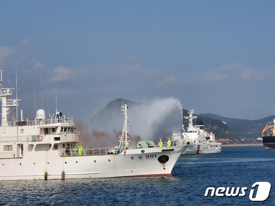 해경 함선이 출동해 선박 화재 진압 훈련을 하고 있다.2021.11.3.© 뉴스1 손연우 기자