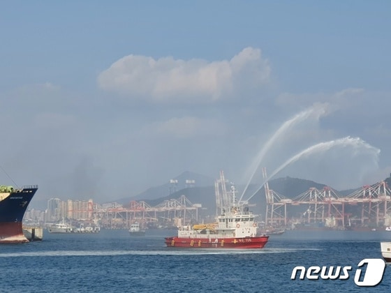 119구조대가 출동해 선박 화재 진압훈련을 하고 있다. 2021.11.3© 뉴스1 손연우 기자