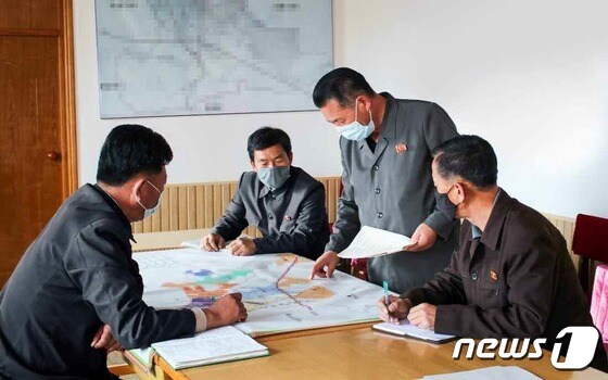 올해 농사 경험 분석하는 북한 협동농장경영위