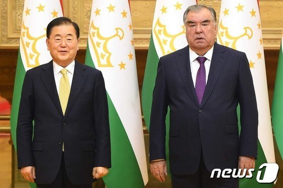 타지키스탄을 방문 중인 정의용(왼쪽) 외교부 장관은 29일 에오말리 라흐몬 다지키스탄 대통령을 예방했다.(외교부 제공)© 뉴스1