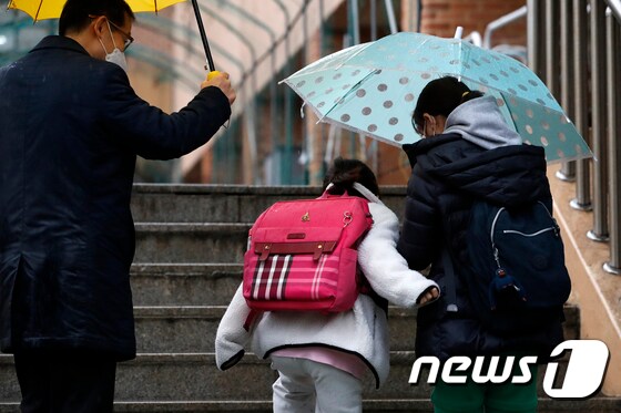 30일 오전 서울 시내의 한 초등학교에서 학생들이 등교하고 있다. 2021.11.30/뉴스1 © News1 이승배 기자