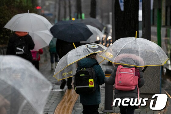 서울 시내 한 초등학교에서 학생들이 등교하고 있다./뉴스1 © News1 이승배 기자